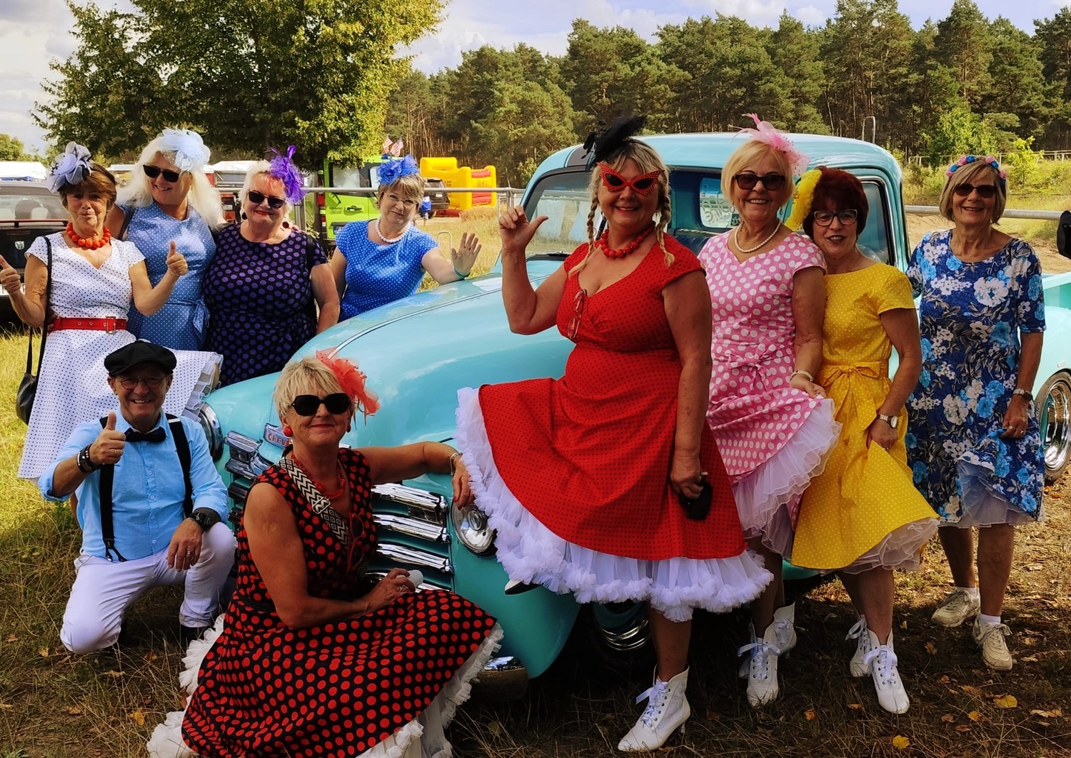 Texas Outlaws -  Line dance club - Frauen in Retro-Kleidern mit Polka-Dot-Muster und weißen Petticoats.