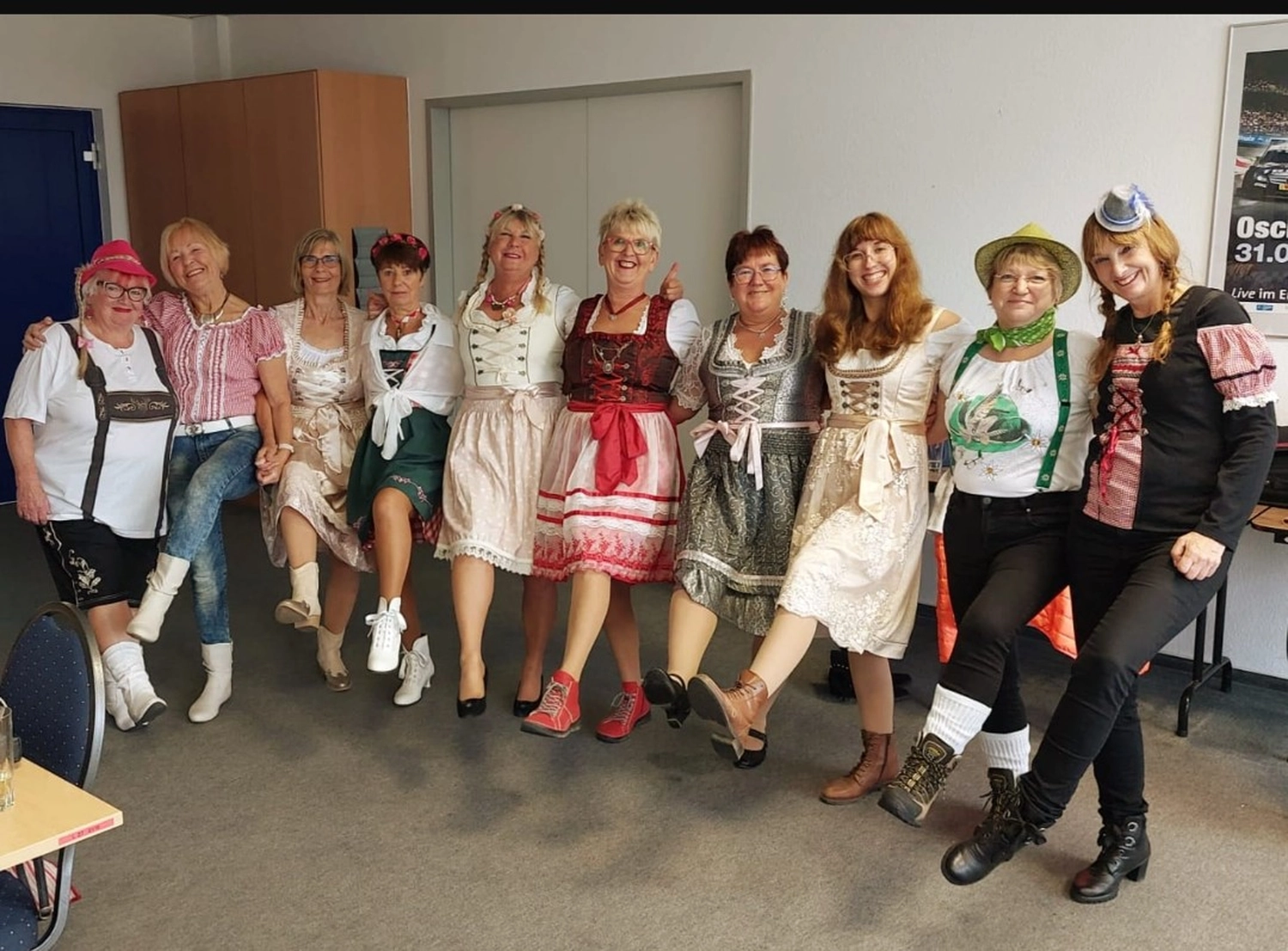 Texas Outlaws - Line dance club - Eine Tanzgruppe bei einem Auftritt für eine Oktoberfest.